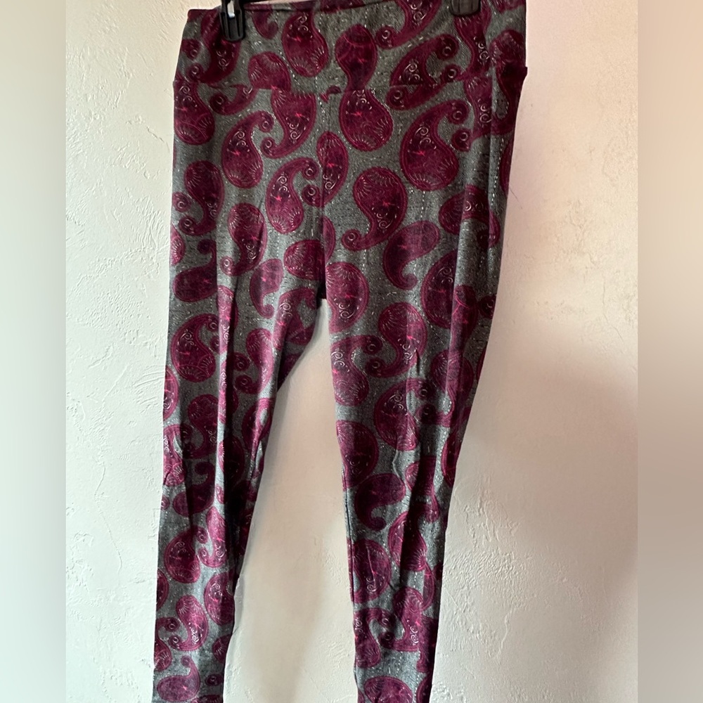 Lularoe leggings TC -beautiful grey with red paisley pattern & buttery soft! GUC